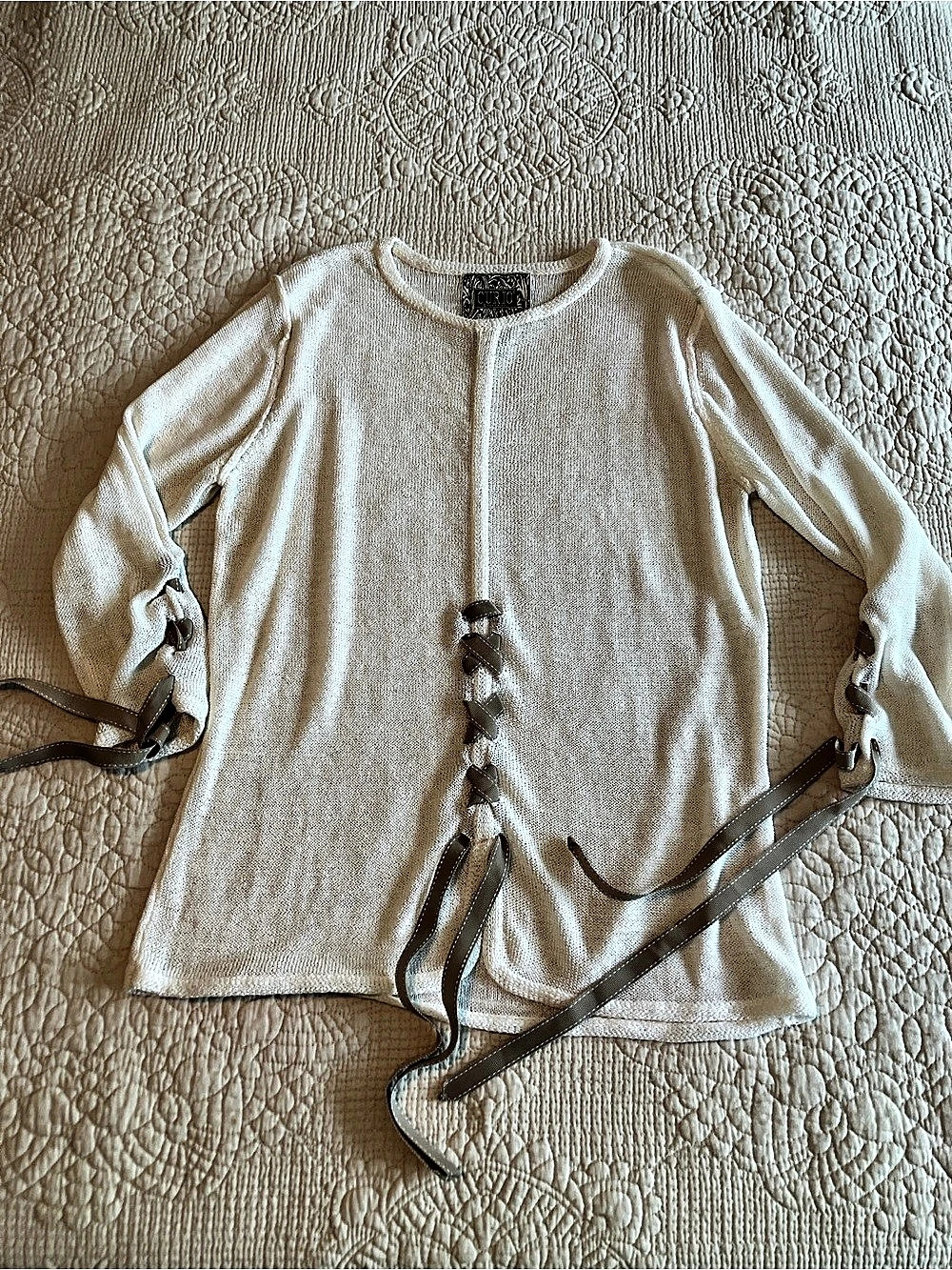 Like New Curio cream top with beige ribbon accents